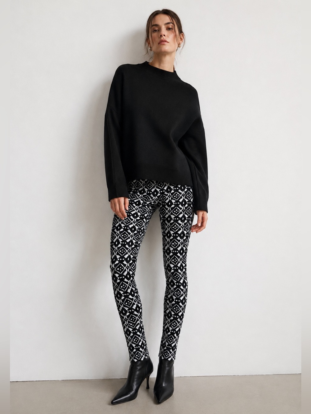 H&M Divided Black & White Jacquard Knit Full Length Leggings Size S